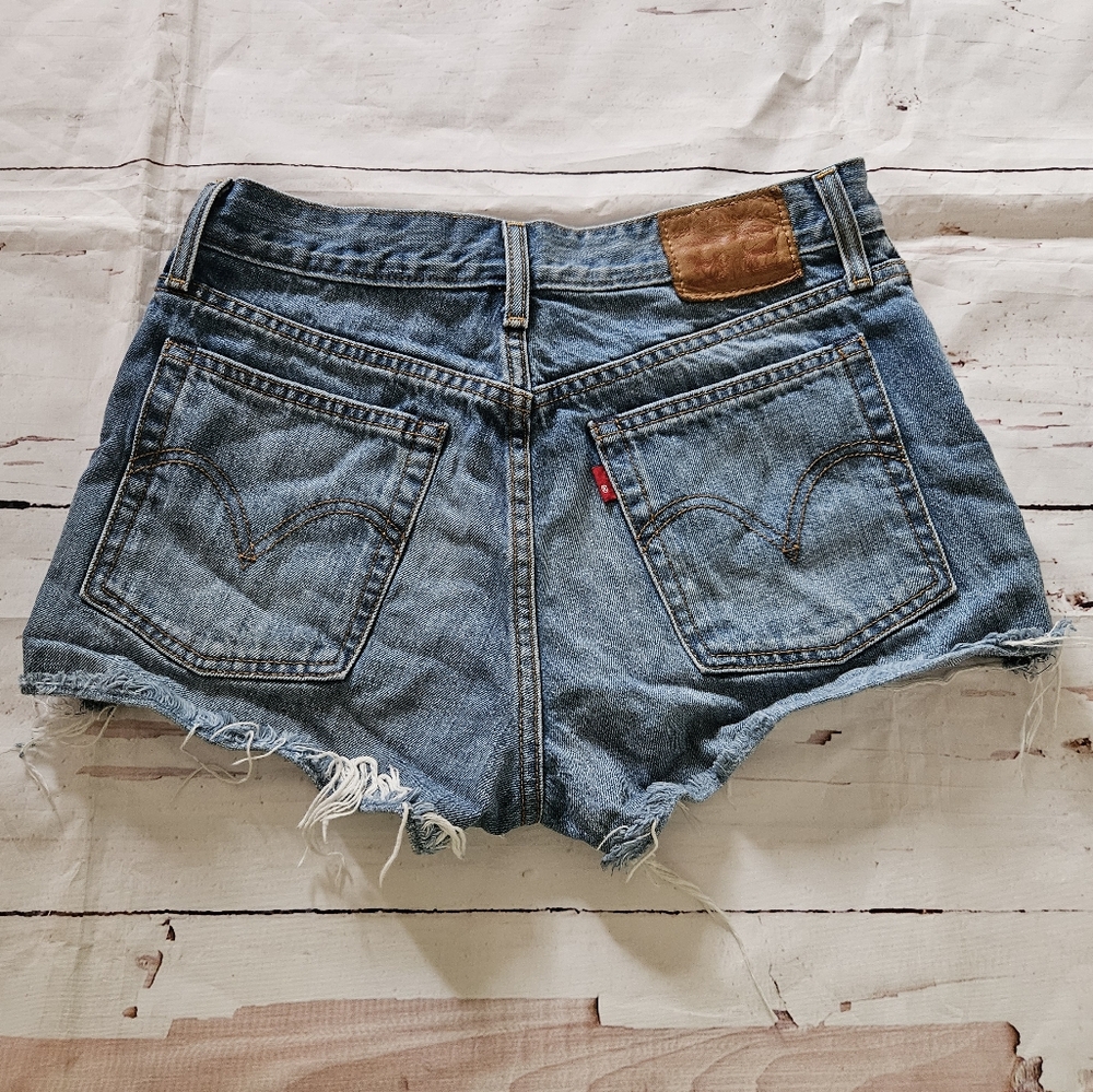 Levi's Women's Denim Button Fly Jean Shorts Size 28 - Picture 5 of 6